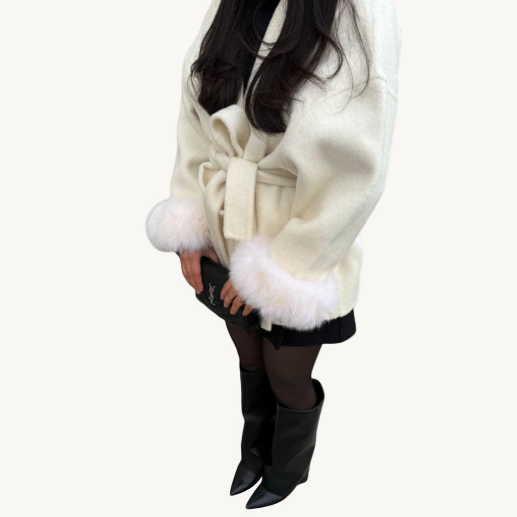 SelenaClers | Elegante abrigo con detalles de piel sintética
