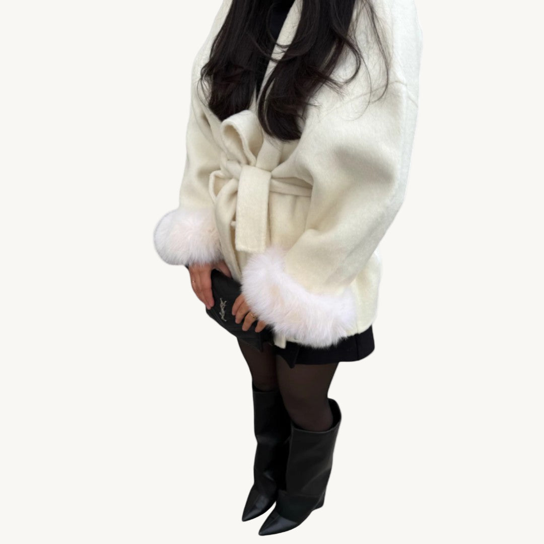 SelenaClers | Elegante abrigo con detalles de piel sintética