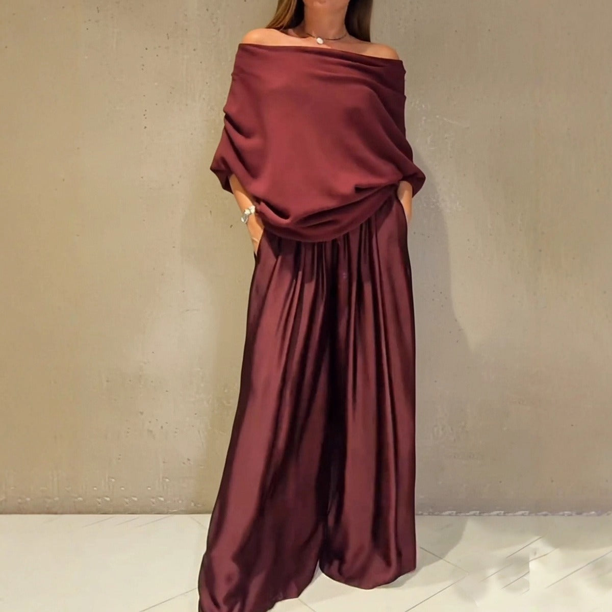 SelenaClers | Elegante traje con hombros descubiertos